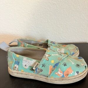 TOMS Kids Slip-On Sneakers in Mint Green with Dog Print